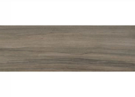 नार्डिक स्टाइल लकड़ी का लुक ब्राउन रंग में घुमावदार मैट सतह के साथ पोर्सिलेन टाइल